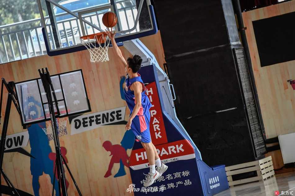 夜幕下的北京五棵松HI-PARK外场灯火通明，印有‘CBA选秀’字样的背景板格外醒目，场边早已聚集了各路豪强的球探与观战的球迷，空气中弥漫着大战前夕的紧张与期待。