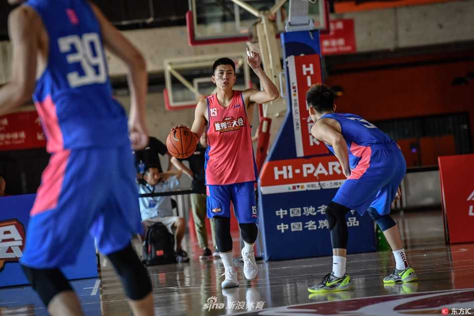 A队球员刘鸿博在对方多人包夹下依然面无惧色，他压低重心运球突破，身体几乎与地面平行，仿佛一支离弦之箭，要刺穿对手的防线。