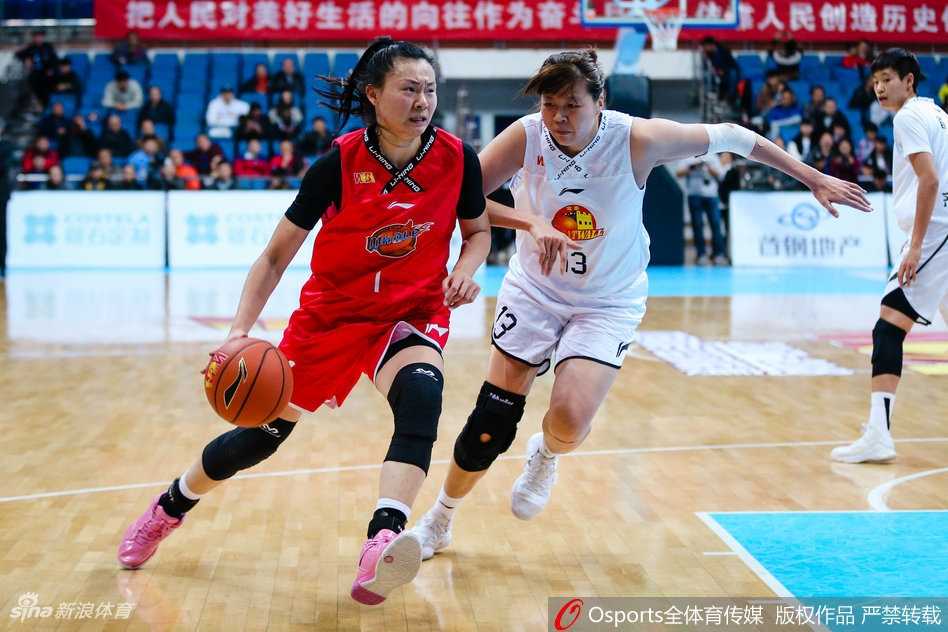 北京女篮队员史秀峰运球急速推进，她面前的四川队防守球员严阵以待，场上气氛紧张到了极点。