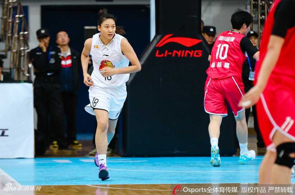 北京队外援伊曼尼在四川队内线高高跃起，以一记势大力沉的单手劈扣震撼全场，展现出其在篮下的绝对统治力。