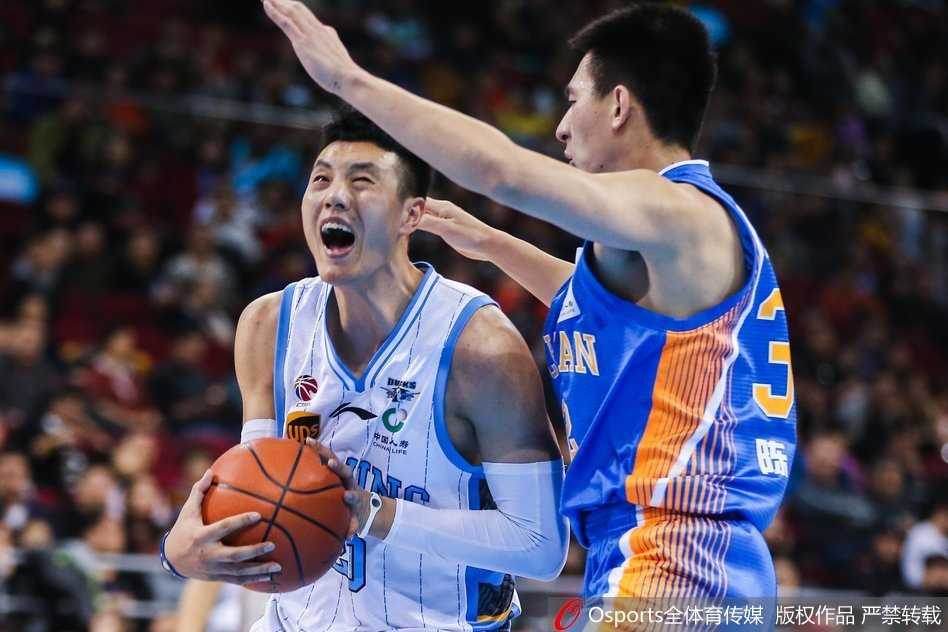 北京首钢球员翟晓川在主场观众的欢呼声中，如猎豹般持球突破四川队防线，眼神中充满必胜的坚定。