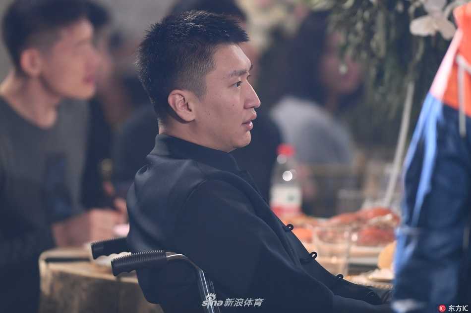 翟晓川与杨思雨在众多亲朋好友的注视下深情拥吻，背景是浪漫的婚礼花墙，金色的灯光洒在他们身上，定格了这永恒而甜蜜的瞬间。