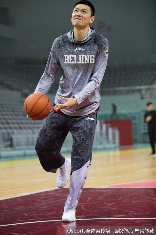 主教练雅尼斯双手叉腰站在场边，神情专注地指挥着场上的战术跑位，嘴里不断大声提醒着球员