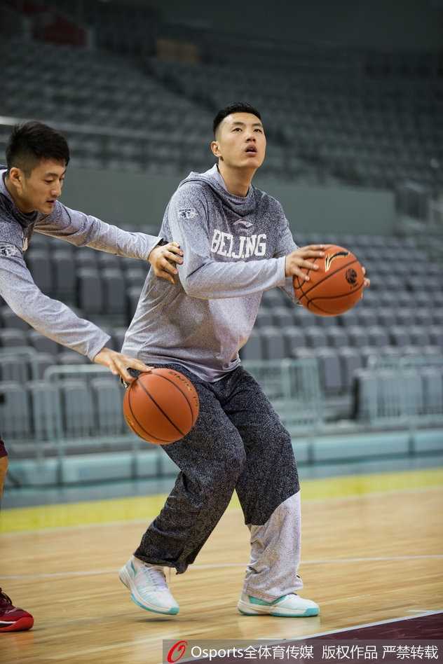 翟晓川在训练馆目光如炬，高高跃起完成投篮，动作舒展如行云流水