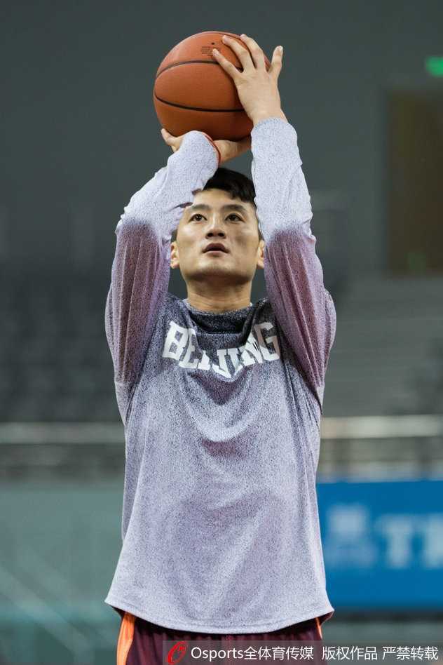 翟晓川在对抗训练中肌肉紧绷，面对防守悍将王骁辉的贴身紧逼，依然强硬突破上篮