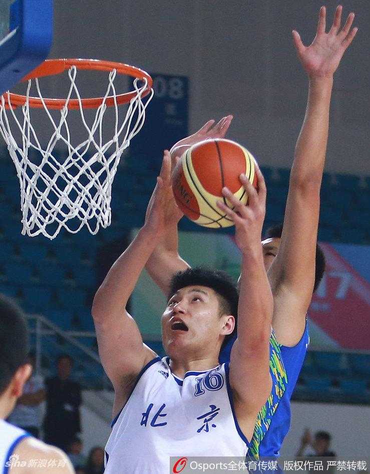 常林面对山西队内线防守，坚决强起完成篮下进攻，展现强大的内线统治力