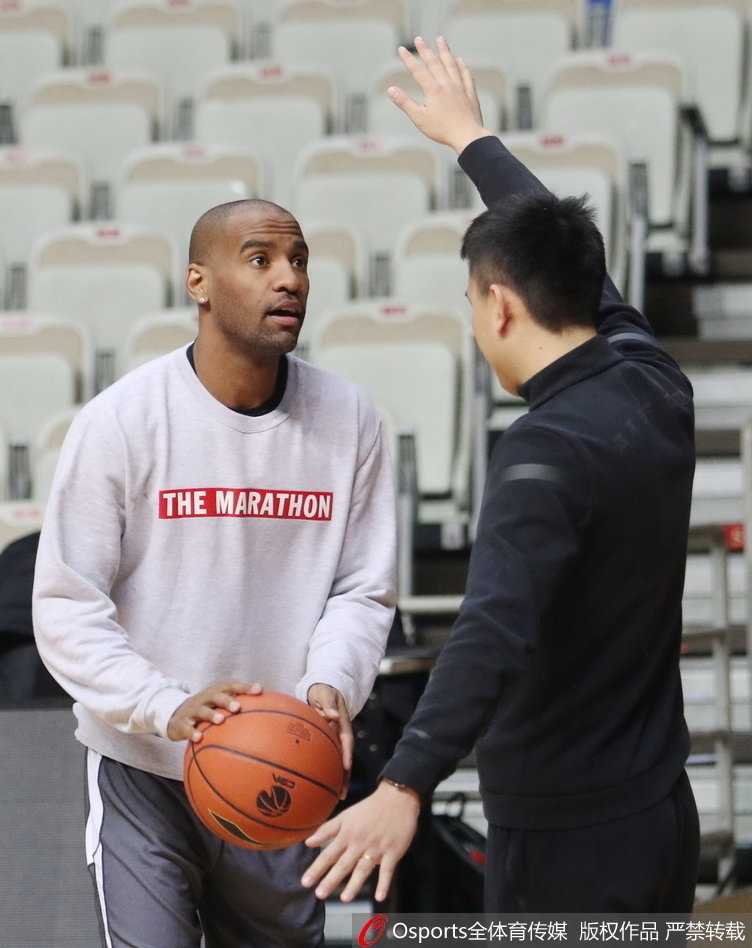 汉密尔顿在低位要球后背身单打，利用强壮的身体顶开防守队员，完成一记势大力沉的转身单手劈扣