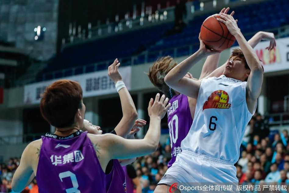 邵婷在场上运球推进，她坚定的眼神透露出对胜利的渴望，作为球队领袖她以身作则。