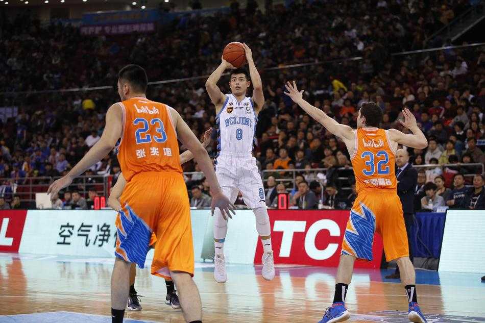 汉密尔顿在张兆旭头顶上演单手劈扣，力拔山兮气盖世，这次暴击点燃了全场球迷的热情。