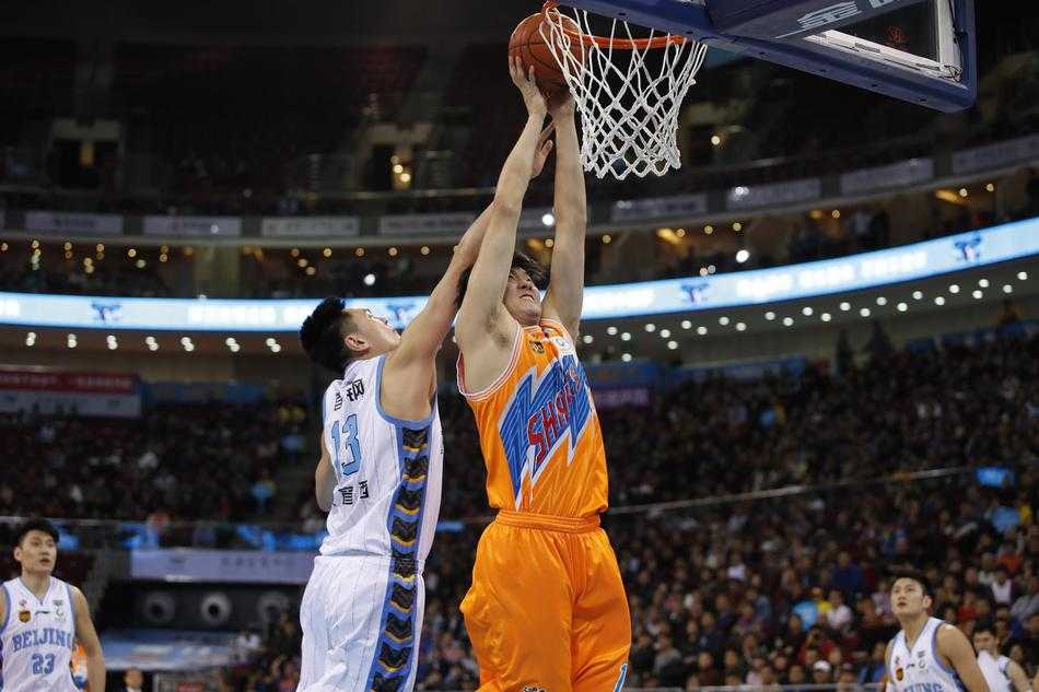 方硕在防守球员的严密包夹下强行突破，他眼神坚毅，丝毫不畏惧上海队的铁桶阵。