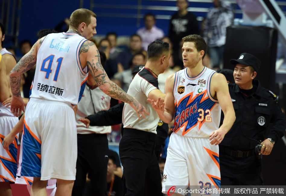 赛后球员通道里，马布里与弗雷戴特冰释前嫌，双手紧握英雄相惜