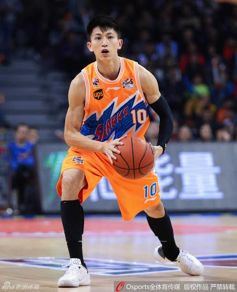 布泽尔迎着防守悍将，从容起跳，用他那标志性的直臂跳投稳稳取下两分，仿佛时光从未走远。