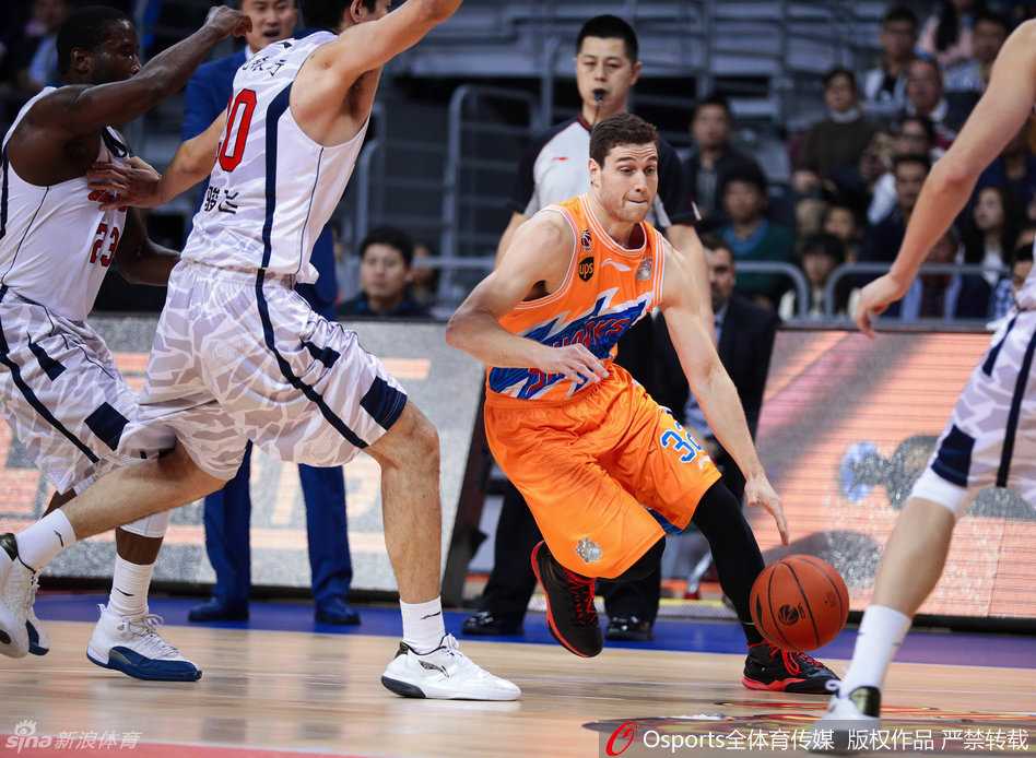 小将赵睿如猎豹般直插篮下，上篮得手后握拳怒吼，青春的激情与霸气在这一刻尽情释放。