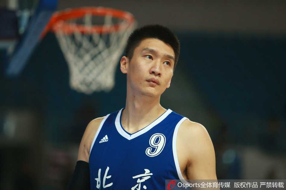 主帅闵鹿蕾临危不乱，眉头紧锁地布置着最后的攻坚战术，他那坚定的手势和严肃的表情，仿佛要将每一丝战术意图都刻入弟子的脑海之中。