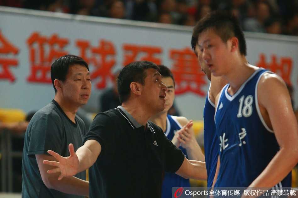 场边的记分牌冰冷地显示着72比78，北京队球员们神情落寞，这一场硬仗的失利让他们直接晋级的前景蒙上了一层阴影，空气中弥漫着遗憾的味道。
