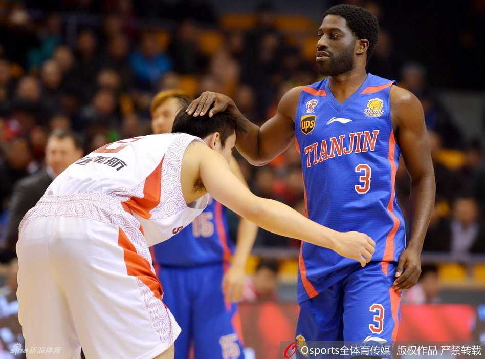 在昔日队友的防守下，丁彦雨航毫无惧色，面对杰特他轻巧地完成了一记抛投，动作行云流水