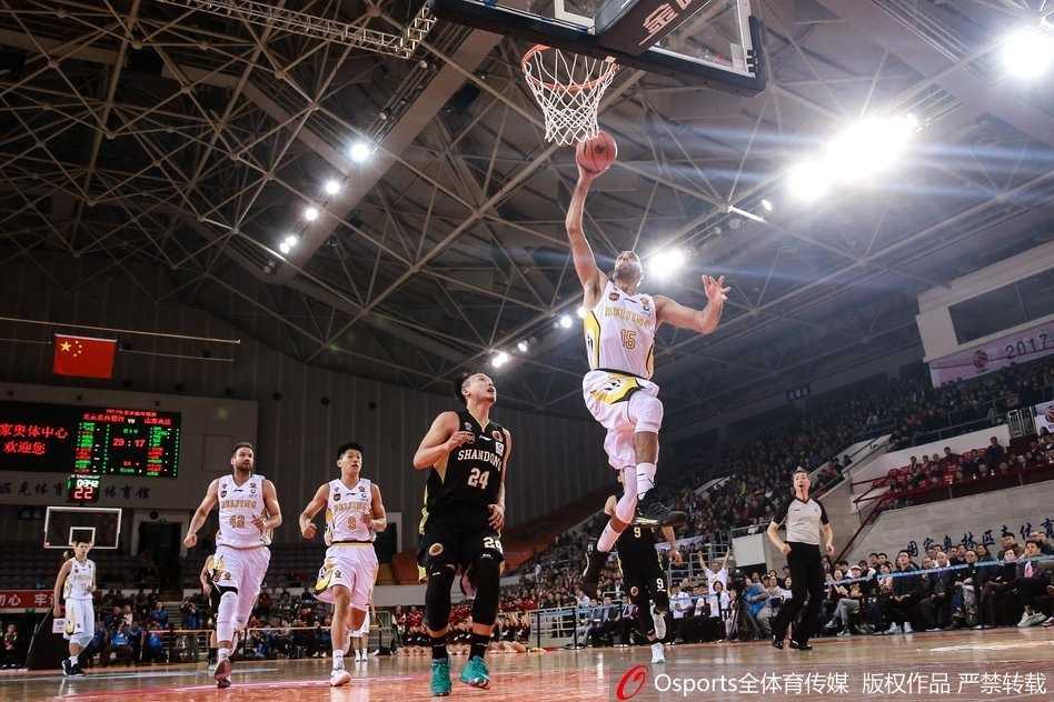 上海队刘炜运球推进，眼神穿越防守人直视前场，用最经典的护球动作梳理着全队的进攻节奏