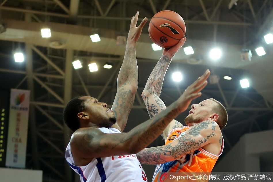 广厦队胡金秋在三人包夹的缝隙中高高跃起，单手完成补扣，年轻的脸上写满了初生牛犊不怕虎的锐气