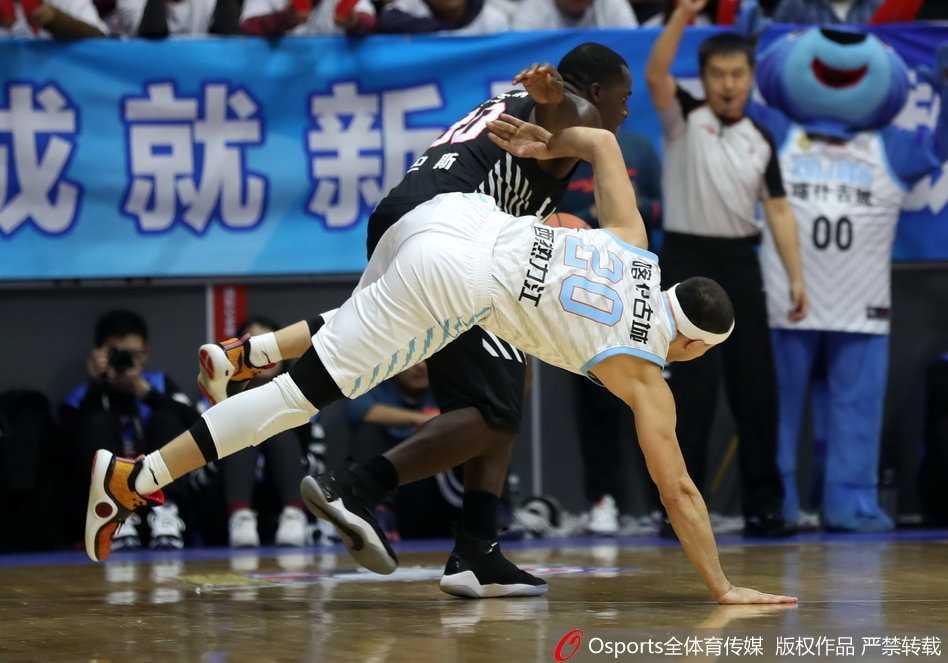 五棵松体育馆内，北京首钢外援杰克逊在新疆队两人围堵下强行突破，篮球衣袂飘飘，瞬间引爆全场