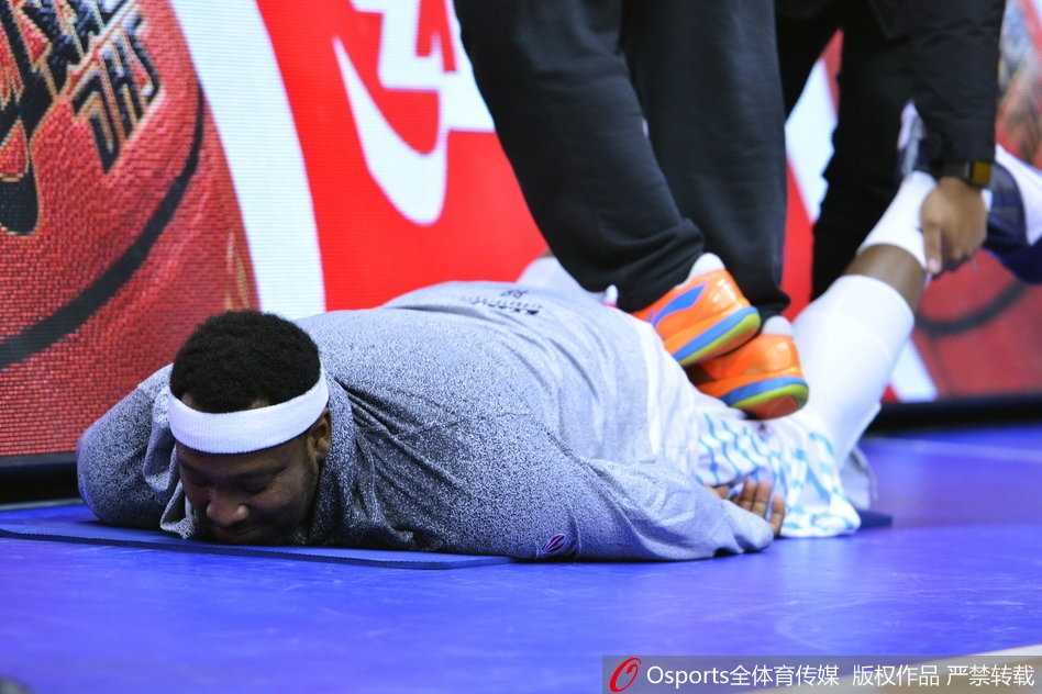 马布里面带微笑，用手轻轻拍了拍布拉切的肚子，两人似乎在拿对方的体型开玩笑，气氛十分轻松融洽。