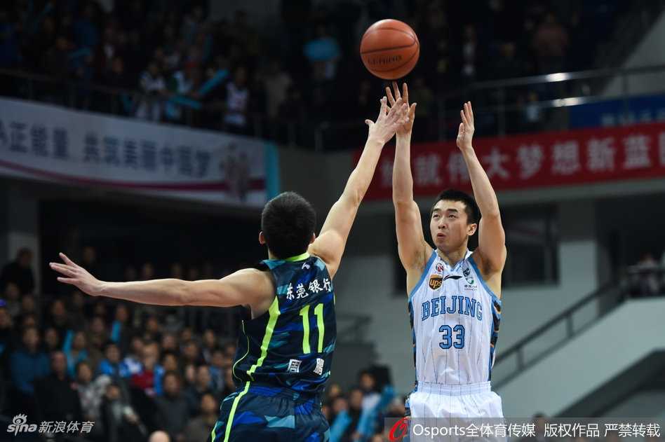 方硕在防守球员的围堵中高高跃起，手腕轻压，皮球划出一道完美弧线，这正是那记杀死比赛的关键三分瞬间。