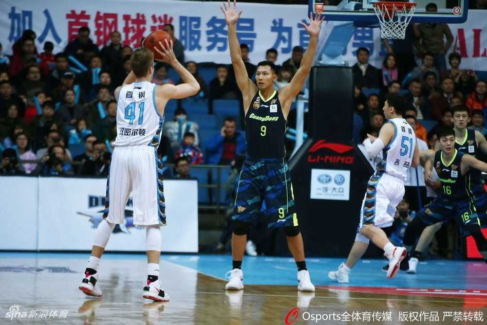 汉密尔顿在易建联头顶强硬摘下篮板，随后双臂灌筐，这位大外援用22分16篮板的大号两双证明了自己的价值。