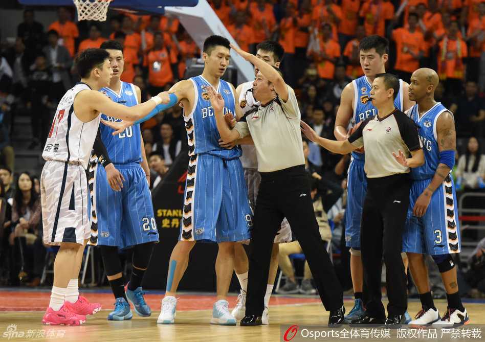 广东队小将杨金蒙如影随形地紧贴马布里，两人手臂纠缠在一起，眼神中已碰撞出敌意的火花，为随后的激烈冲突埋下了伏笔。