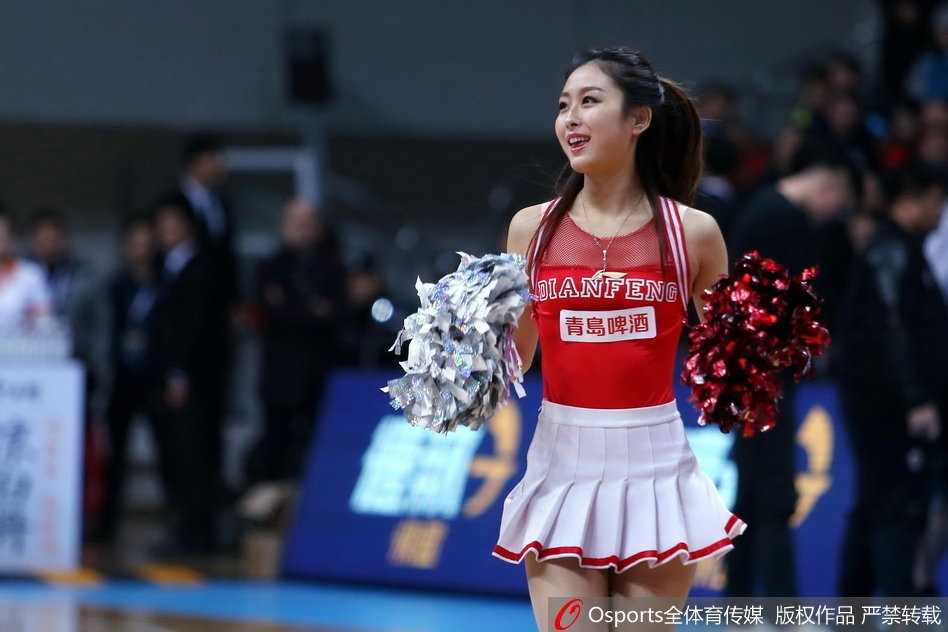 精彩瞬间特写：完成倒立的篮球宝贝身姿轻盈，专业的表演服装在确保动作舒展的同时也具备极佳的安全性，展现了现代啦啦队运动规范化与专业化的一面。