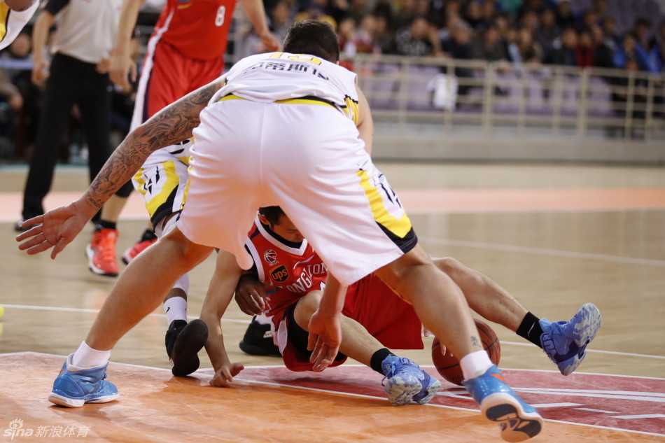 广东队后卫斯隆在人缝中如穿花蝴蝶般突破，在失去重心前用一记写意的挑篮，皮球划出美妙弧线坠入网窝