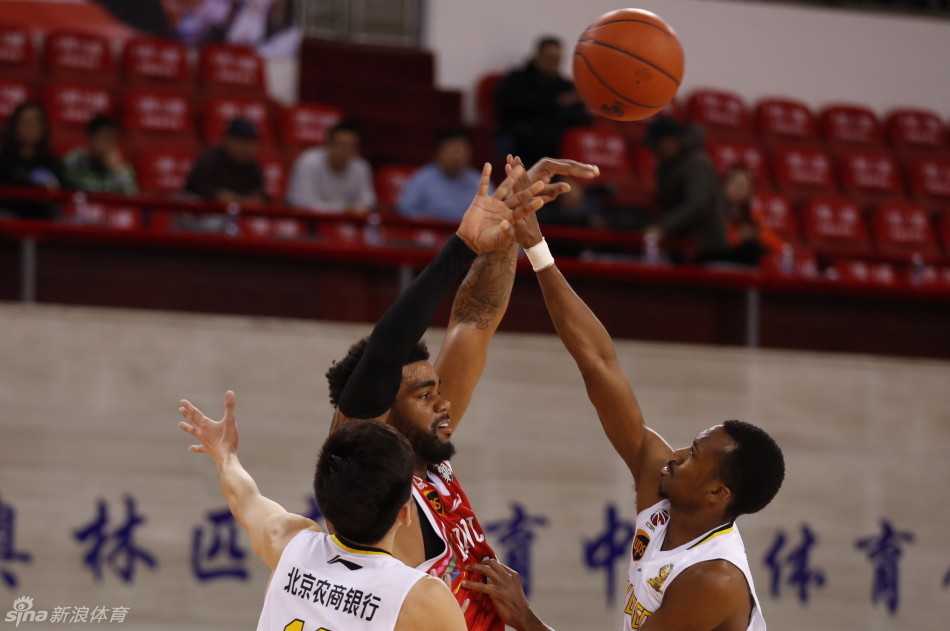 广东队外援布泽尔抢下后场篮板后独自运球穿越全场，无视防守球员，腾空而起完成单手劈扣，尽显暴力美学