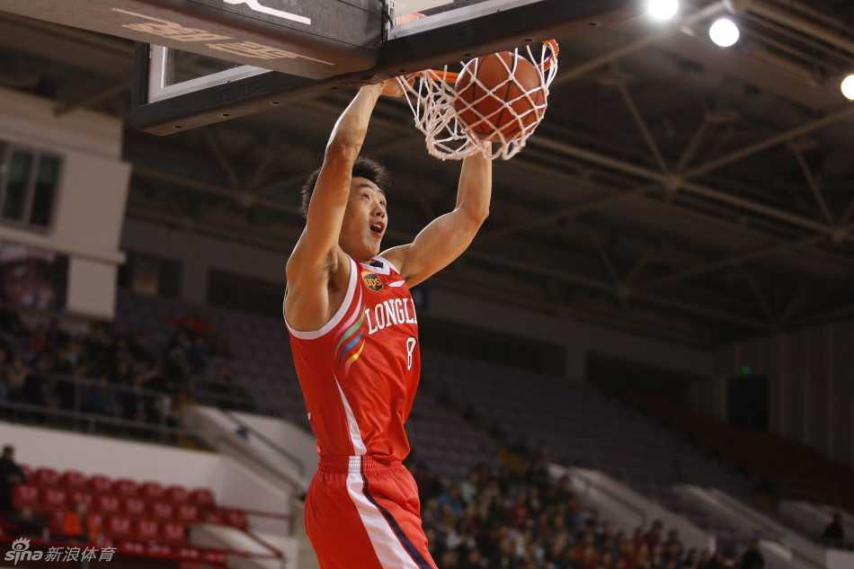 双方球员在篮下为了球权人仰马翻，广东队任骏飞与北京队球员在地板上展开激烈争夺，眼神中透露出对胜利的极度渴望