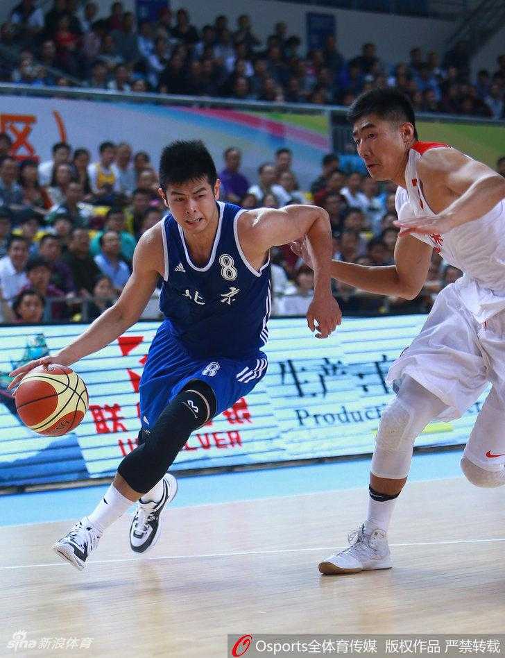 方硕持球加速突破，身形如箭般掠过防守球员，直杀广东队腹地。