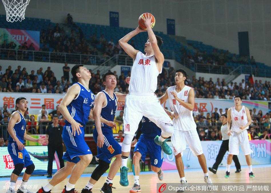 董瀚麟完成双手暴扣后，紧紧抓筐，仿佛要将比赛的胜利牢牢攥在手中。