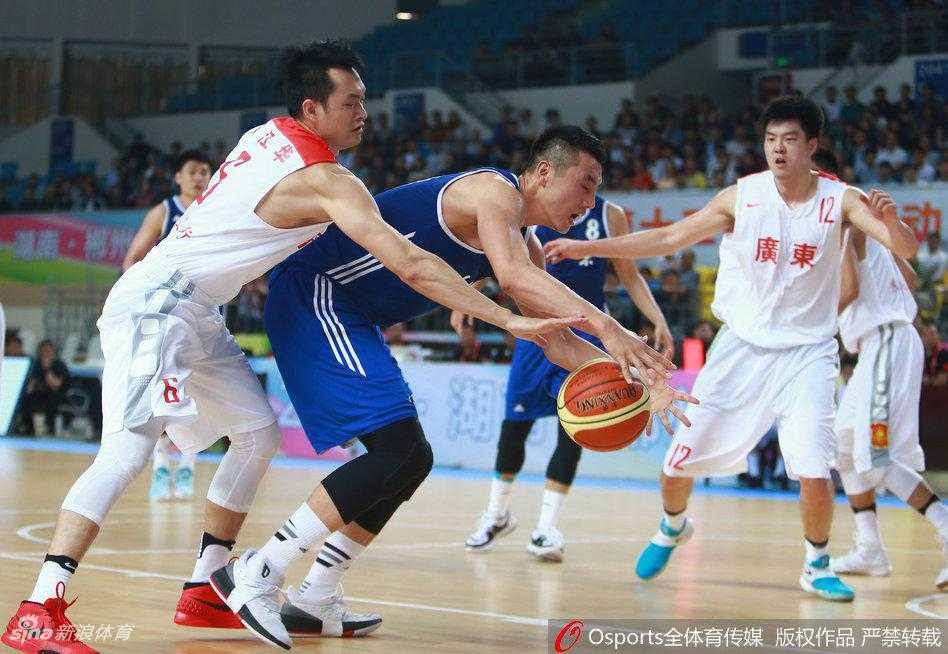 地板球拼抢瞬间，广东队球员飞身扑救，与北京队悍将同时倒地，只为争夺球权。