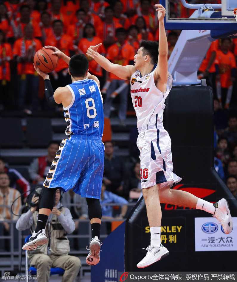 易建联与周鹏在对手禁区形成双鬼拍门之势，两人奋力卡住身位，联手拼抢进攻篮板，展现了广东宏远钢铁防线下的团队默契。