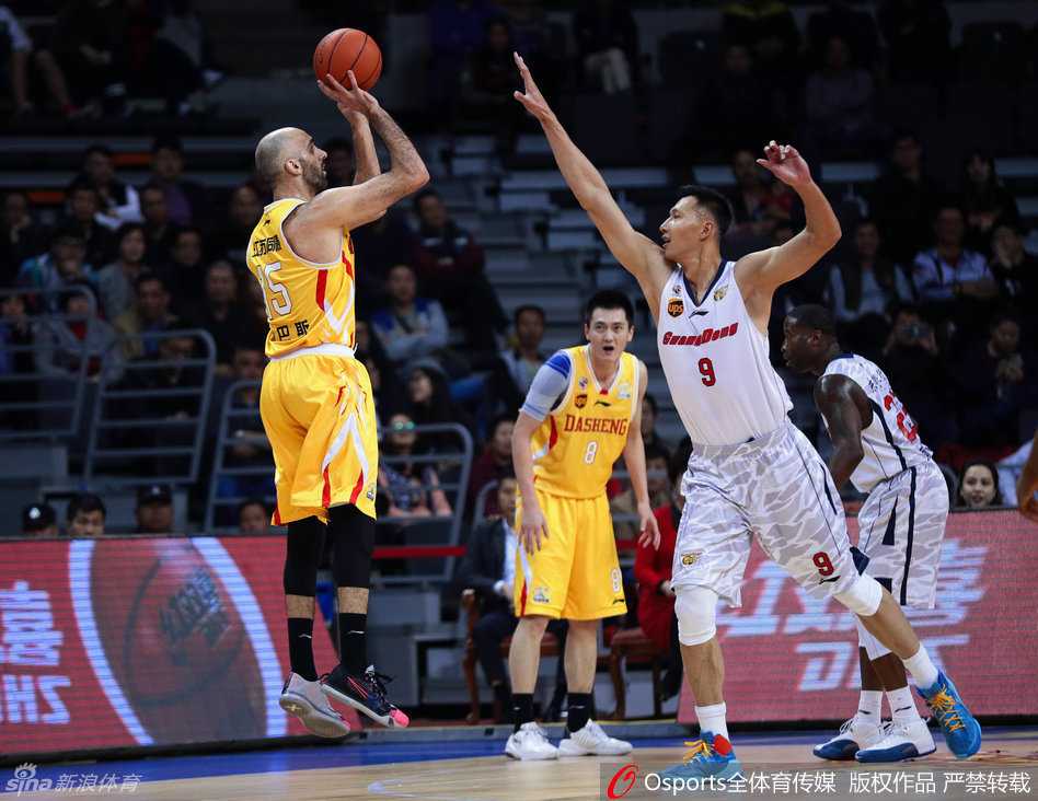 迪奥古在肌肉丛林中高高跃起，双手如铁钳般紧紧抓住篮板，滞空瞬间展现出惊人的核心力量，强硬的姿态宣告着对内线禁区的绝对主权。