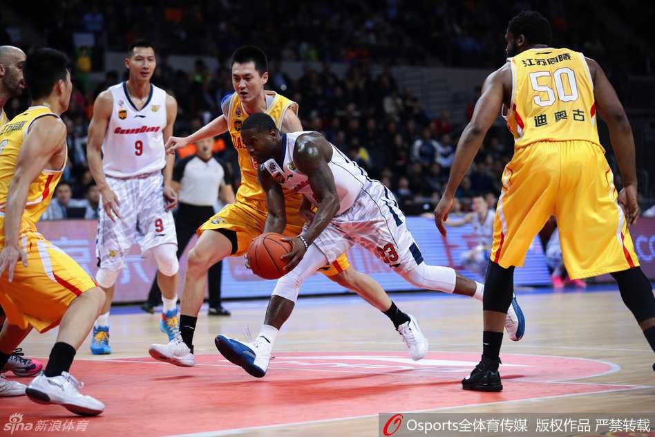 斯隆如闪电般撕裂防线，运球疾速突破重围，浑身杀气直捣黄龙，令协防球员望尘莫及。