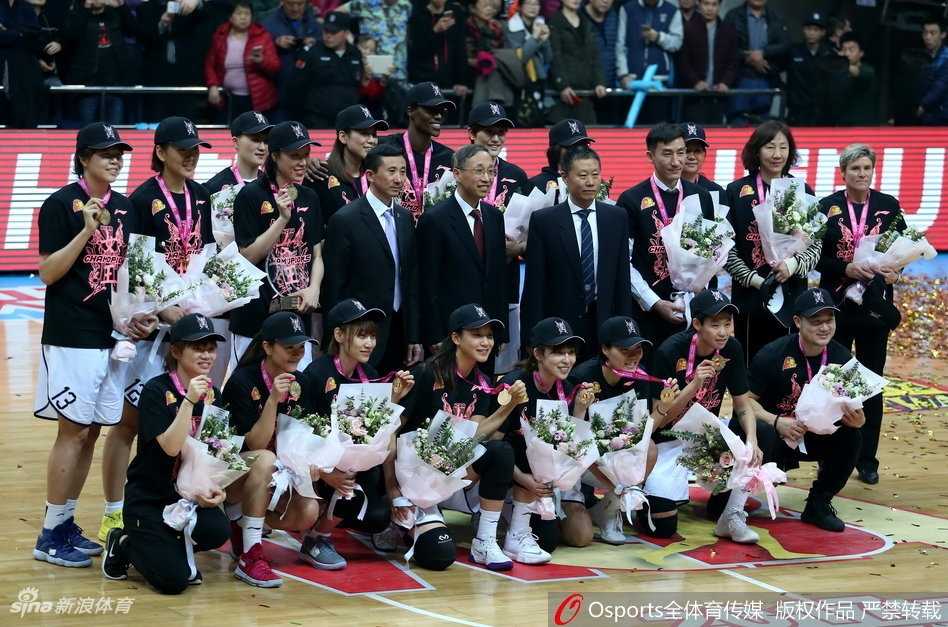 在球迷答谢会的温馨灯光下，全队合影留念。姑娘们或俏皮或深情，与到场的“家人”们紧紧相依，用镜头记录下这个属于冠军和球迷共同的幸福瞬间。