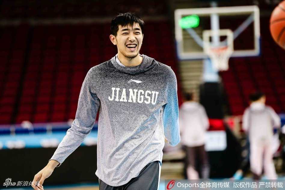 汗水浸湿了球衣，主教练将队员召集在一起，手持战术板画着关键战术。队员们围成一圈，目光紧盯着战术板，神情严肃而专注。