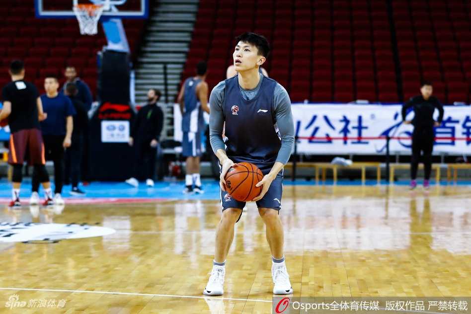 翟晓川在力量房挥汗如雨，腿部肌肉线条彰显着满血归来的力量