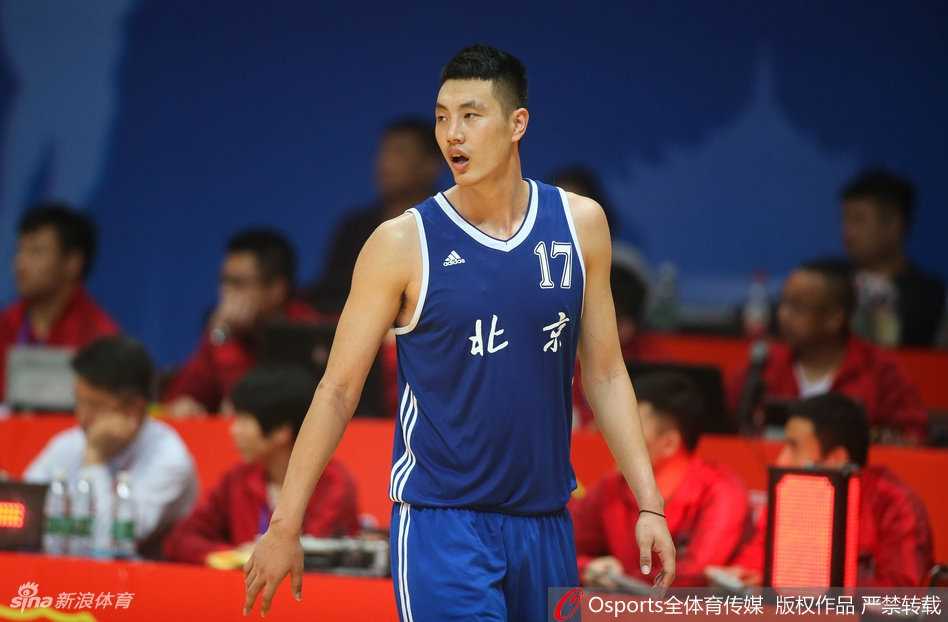 翟晓川在场上目光如炬，汗水浸透战袍，他振臂高呼指挥跑位，领袖气质尽显无遗