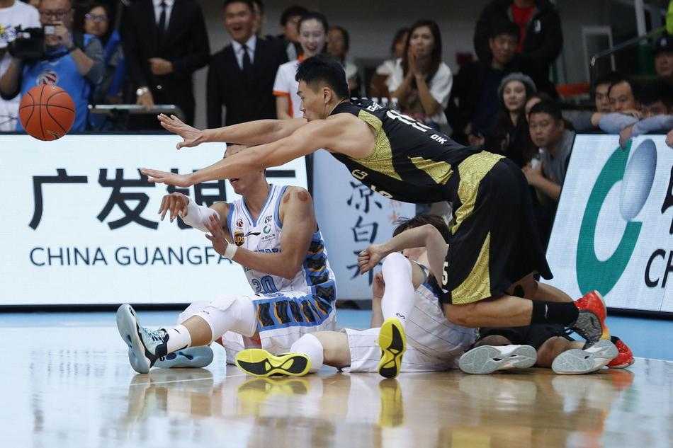 方硕在对方严防死守下强行出手投篮，拼尽全力为球队争取最后机会