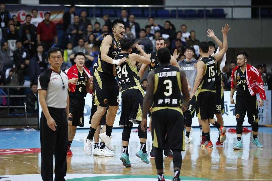 劳森倒地瞬间送出妙传，眼神坚定，为队友创造得分机会