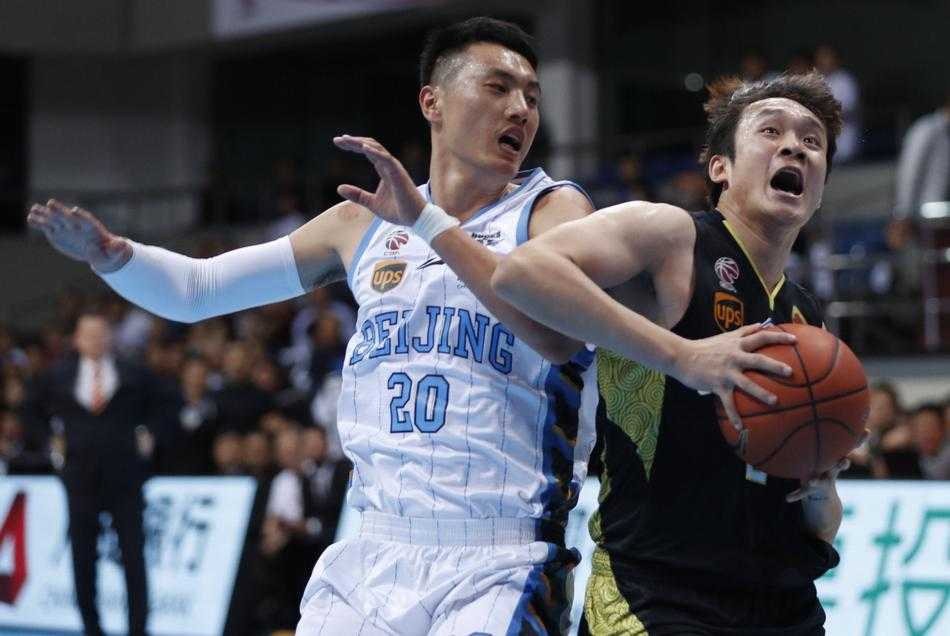 丁彦雨航在比赛最后时刻持球发动进攻，全场目光聚焦于此，气氛紧张