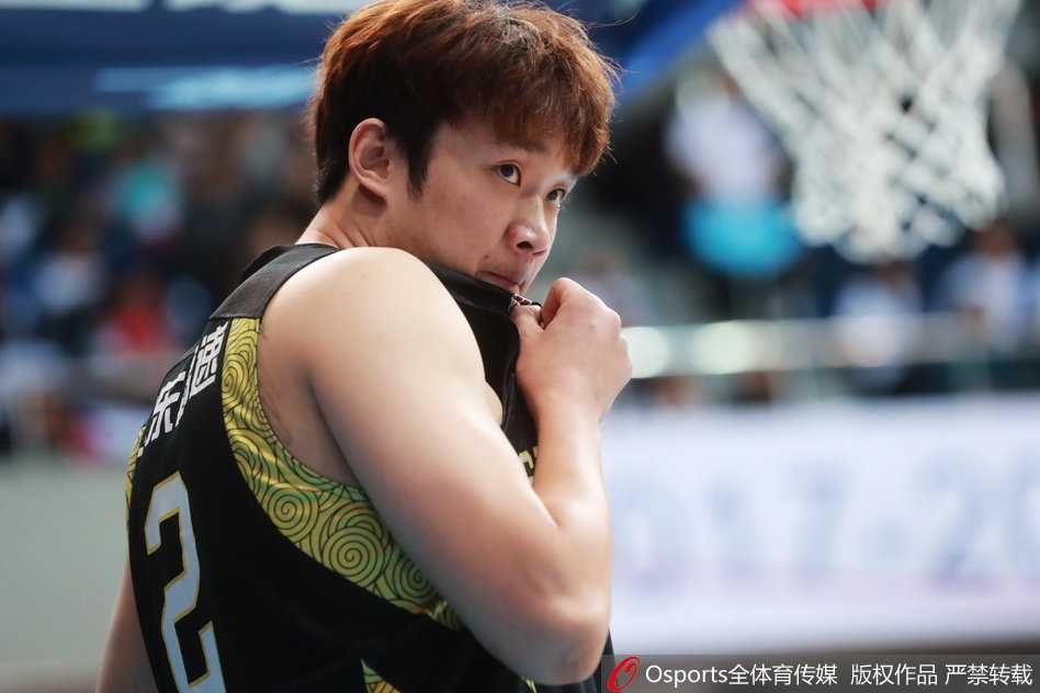 莫泰尤纳斯在人群中强行摘下篮板，面对三人包夹依然强硬将球补进，展现了欧洲内线的细腻技术与强悍身体。