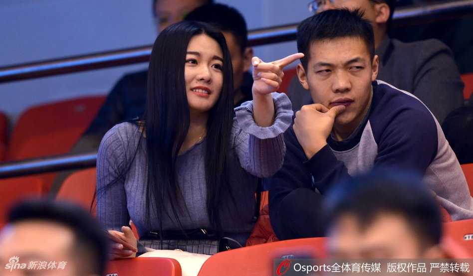 终场哨响，山东队险胜，一位美女球迷激动地振臂欢呼，脸上洋溢着难以言喻的喜悦与自豪，成为胜利时刻最美的风景。