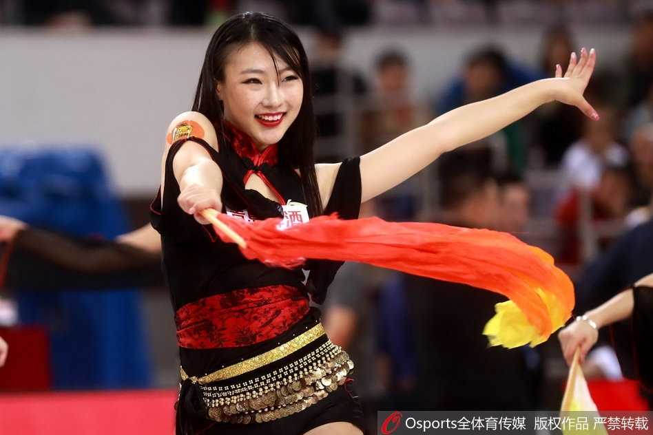 即使是在暂停间隙，篮球宝贝们也保持最佳状态，用热情的手势引导球迷为主队呐喊