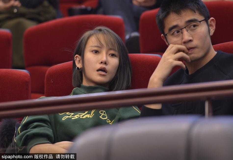 加时赛山东队艰难拿下胜利，一名激动的女球迷眼眶泛红，她用手轻轻拭去眼角的泪水，这是喜悦的泪水，也是被主队拼搏精神所打动的真情流露。