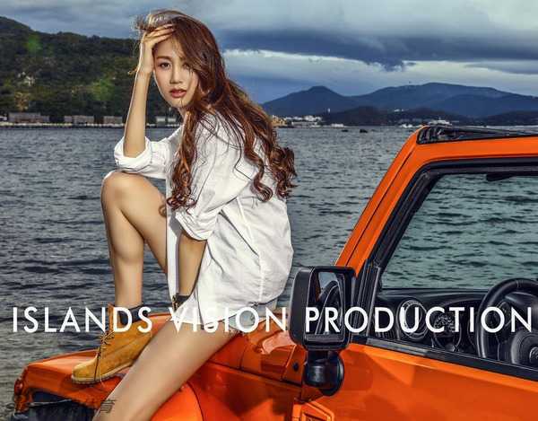 陈露在海边的抓拍，充满了阳光与活力。她身穿休闲服饰，在蓝天碧海的映衬下，迈开轻盈的步伐，那双令人羡慕的大长腿充满了健康的力量感，完美诠释了运动与美丽可以兼得。