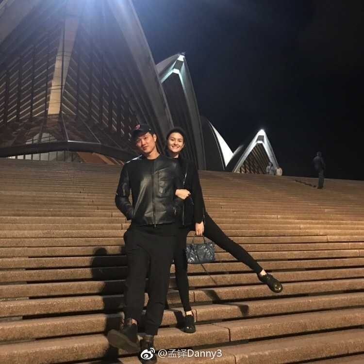 在休闲时光中，孟铎与女友大方秀出恩爱，搞怪的互动和幸福的笑容，定格了这对篮坛眷侣最甜蜜的瞬间。